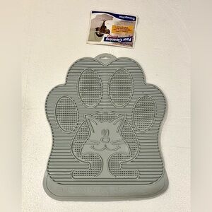 Omega Paw Cleaning Litter Mat For cat cases Brand New Gray Color. Non Slip